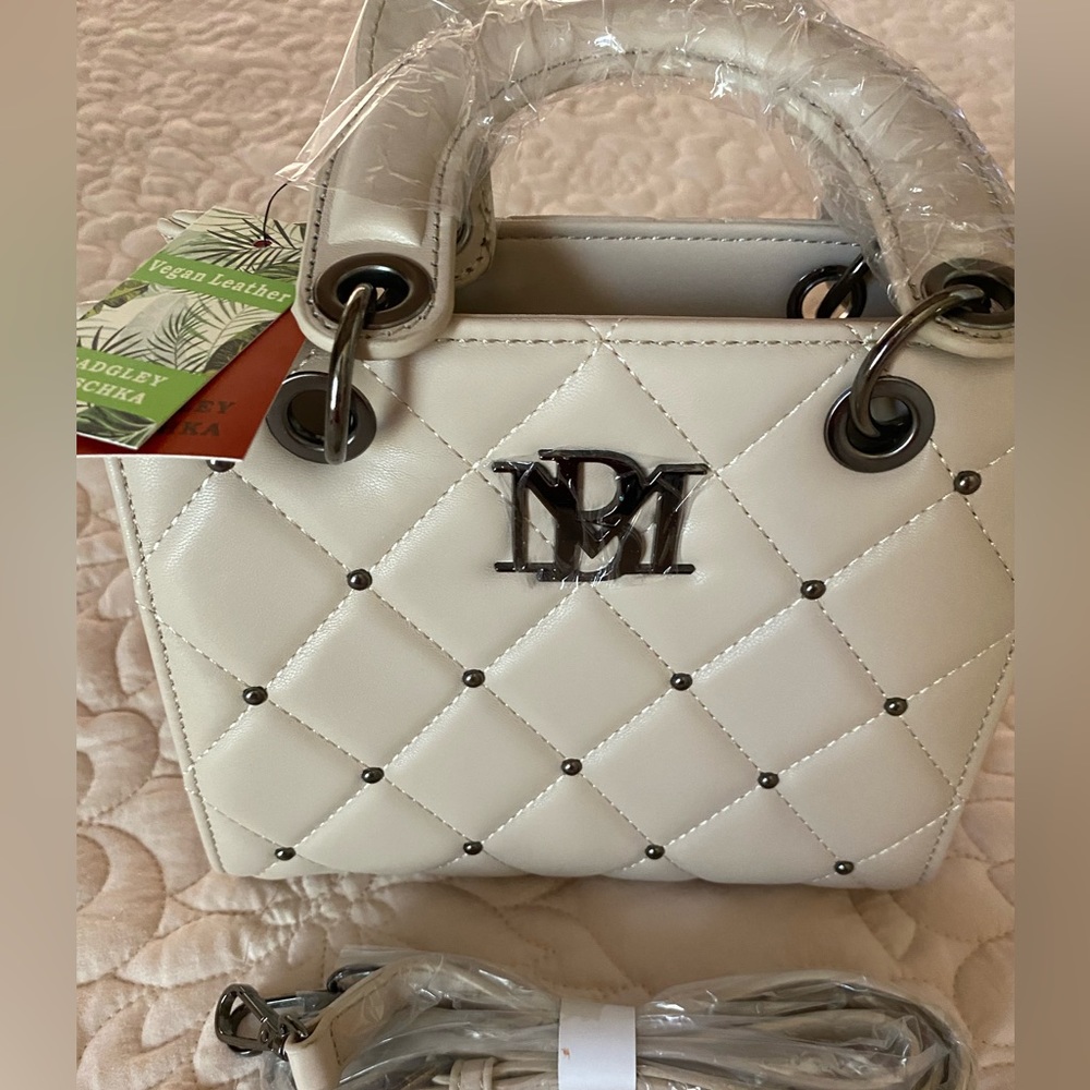 New BADGLEY MISCHKA small tote crossbody. Size: 8 x 7 x 3” NWT